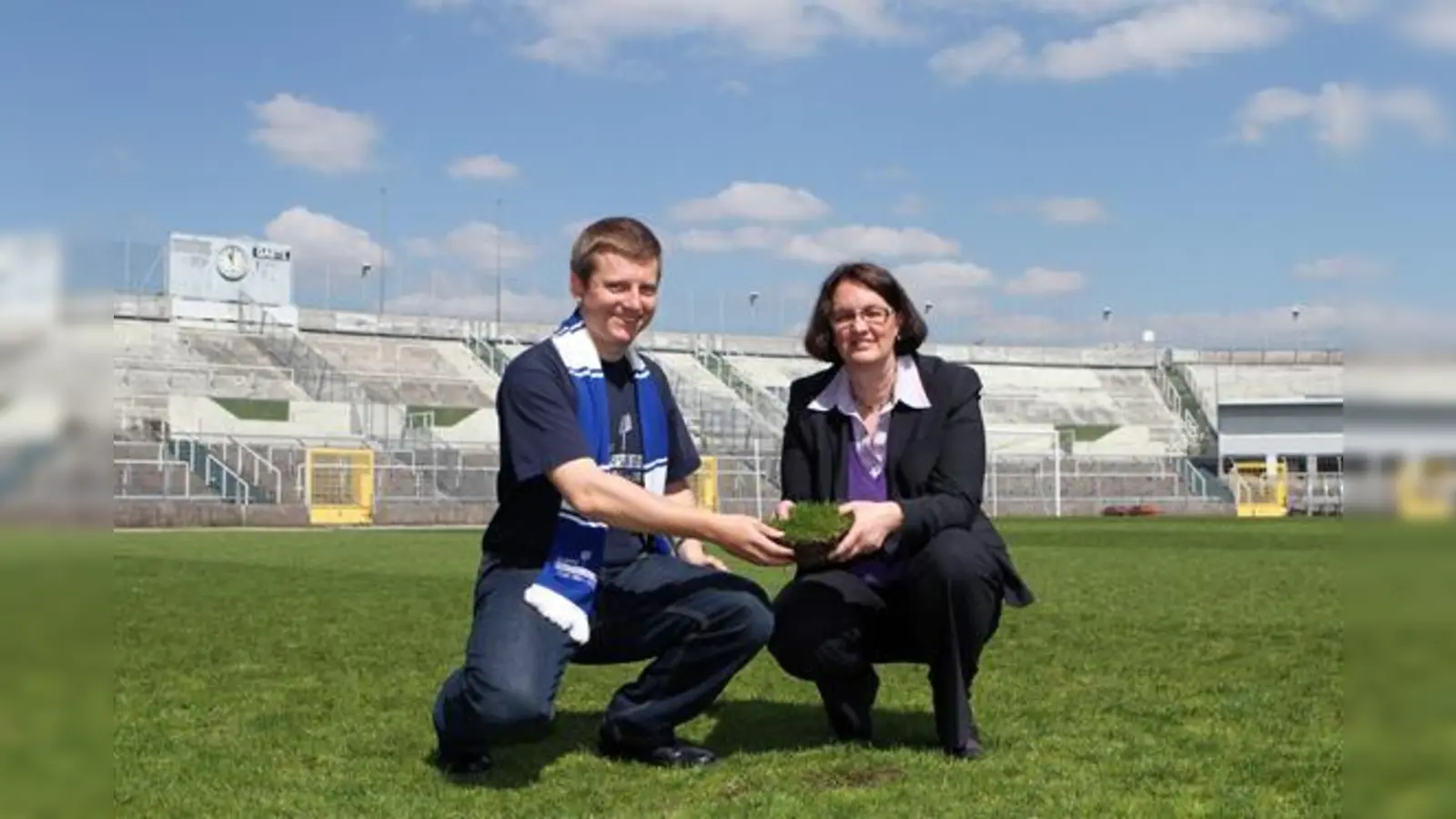 Heiliger Rasen: Bürgermeisterin Christine Strobl und FdS-Vorstand Roman Beer.  (Foto: A. Wild)