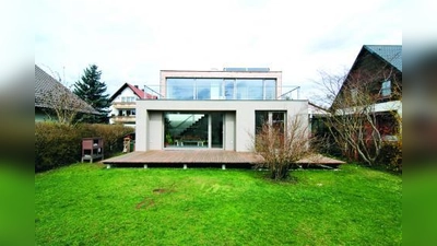 Jetzt ein ungewöhnlicher, moderner Bau und energetisch auf Neubaustand, der die Ausgangsbasis nicht<br>mehr erahnen lässt. (Foto: pi)