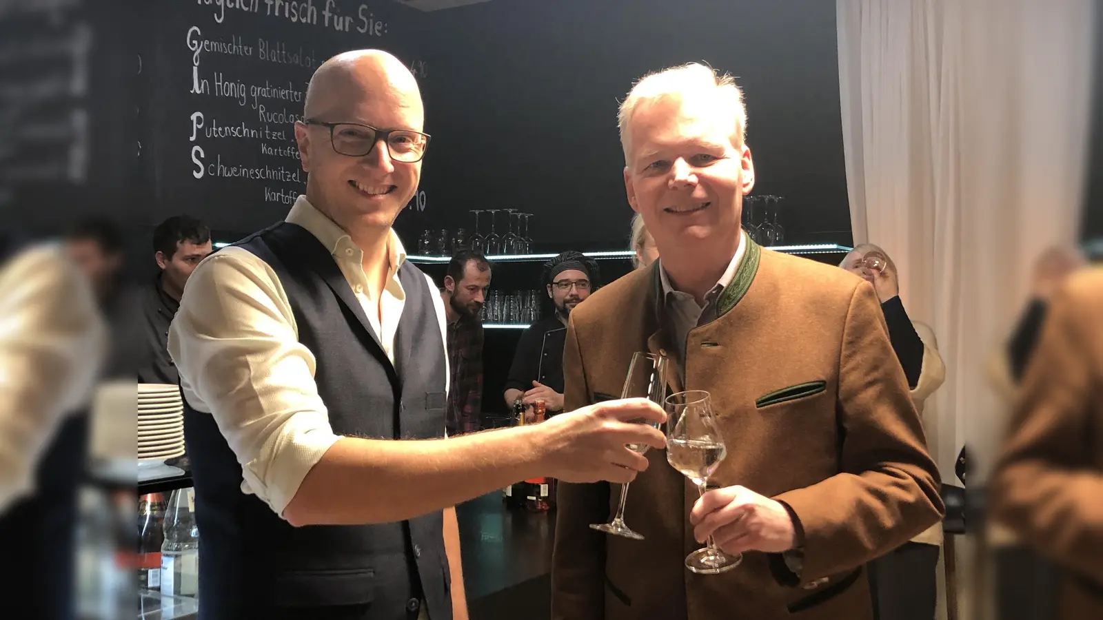 Bürgermeister Jan Neusiedl (r.) und der Geschäftsführer der Nachbarschaftshilfe Grünwald stießen auf ein erfolgreiches Jahr an.  (Foto: hw)