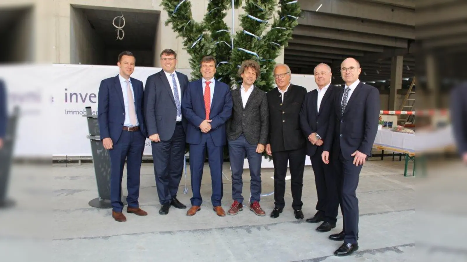 Richtfest für das Einkaufszentrum der Neuen Mitte (v.l.): Kilian Kasperek (Investa), Landrat Stefan Löwl, Bürgermeister Stefan Kolbe, Johann Spengler (Architekt), Klaus Laminet (Geschäftsführer Investa), Reinhard Mittmann (Geschäftsführer HI Wohnbau) und Norbert Peine (Niederlassungsleiter München Bilfinger Hochbau). (Foto: sb)