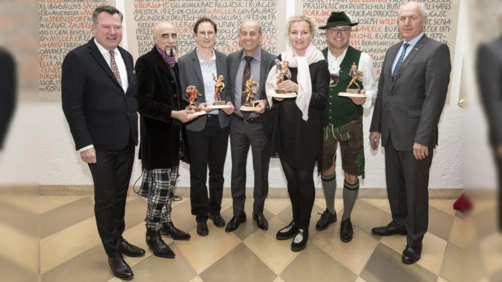 Bürgermeister Josef Schmid (links) und Kammerpräsident Franz Xaver Peteranderl (rechts) mit den Preisträgern 2017 (von links): Erwin Jahn (Klosterfriseure), Anita Bones (Gerüstbau Raetz), Bruno Trost (Kältetechnik aircool), Isabel Etti und Bernhard Vornehm. (Foto: Schuhmann)