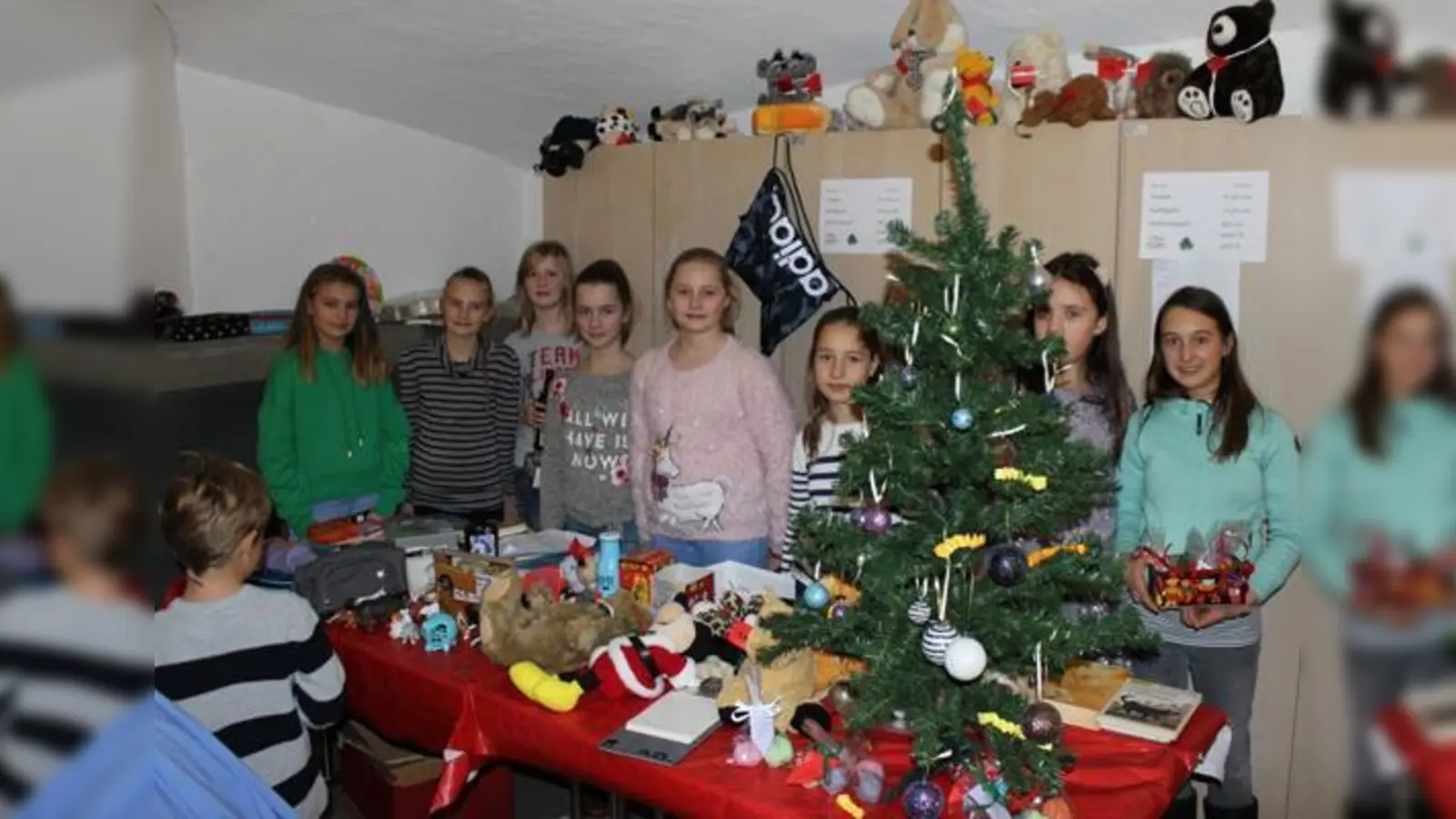 Realschülerinnen aus der Au haben einen Adventsbasar veranstaltet- Der Erlös geht an soziale Zwecke.  (Foto: Schule)