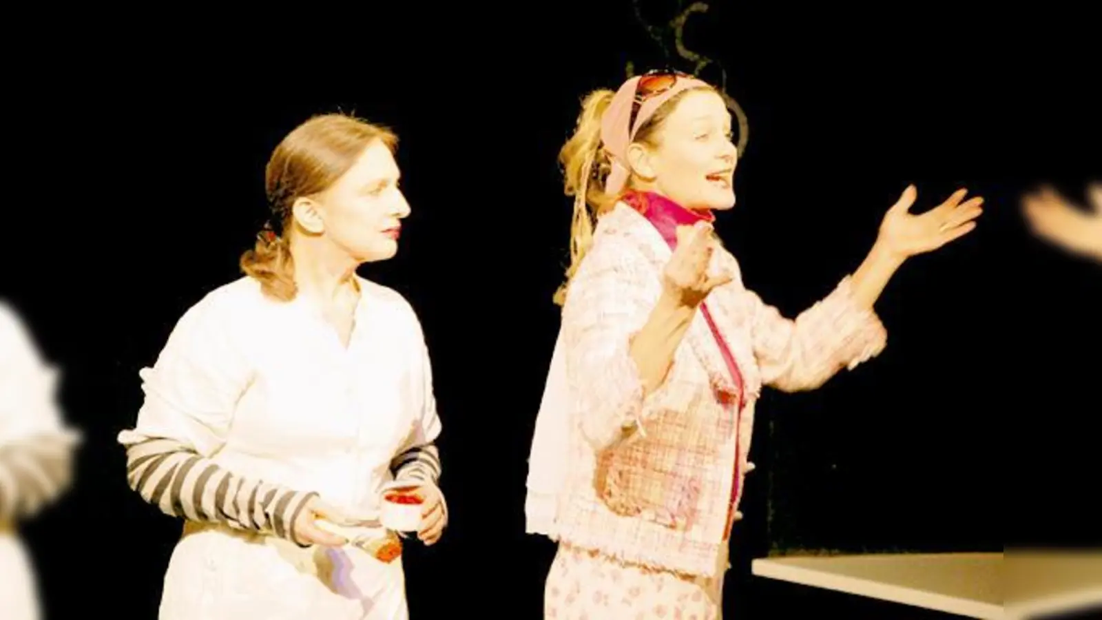 Szenenfoto aus »Zwischenlandung« mit Evelyn Plank und Barbara Weinzierl.   (Foto: Pressestelle Pepper)