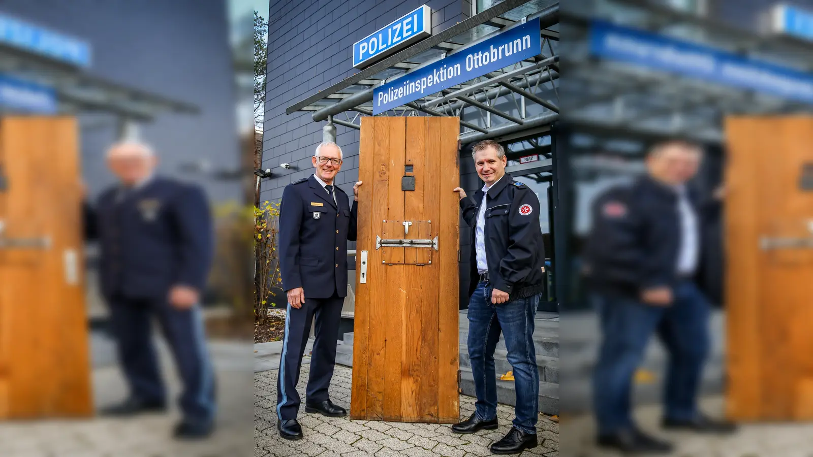 Polizeidienststellenleiter Armin Ganserer (l.) freut ich über das Relikt aus alten Tagen, das Stefan Füger von den Johanniter, nun an die Polizei übergab. (Foto: Gerhard Bieber)