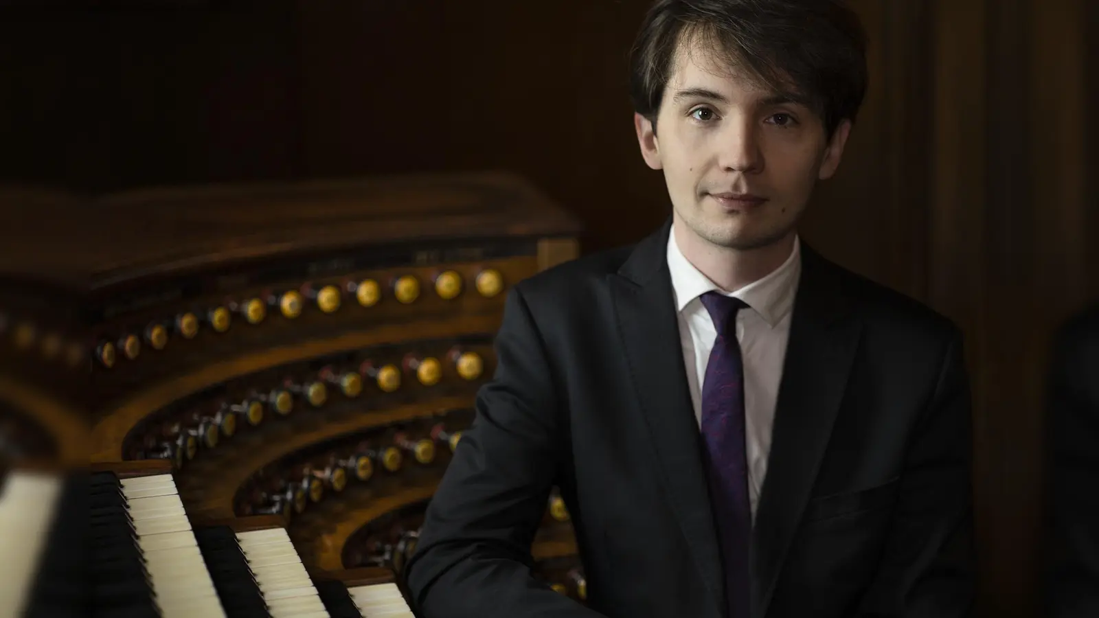 Der mit vielen Auszeichnungen versehene polnische Organist Karol Mossakowski wird Werke von Bach, Widor, Nowowiejski, Dupré und Improvisation spielen. (F.: © Marie Rolland )