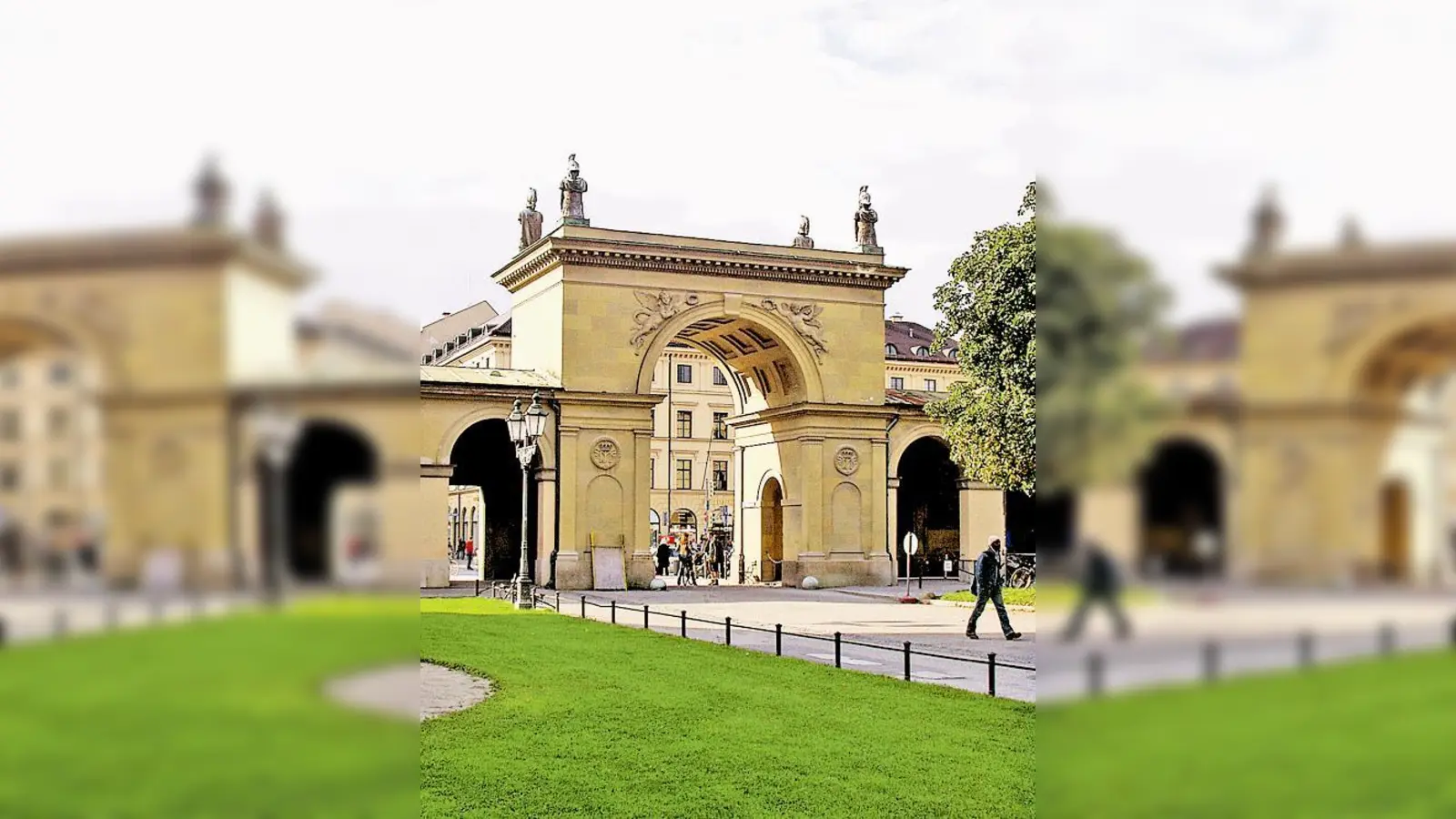 Am Hofgartentor startet die Führung zur »Schönfeld-Vorstadt«.	 (Foto: VHS)