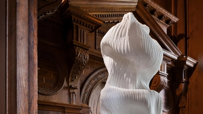 Die Intervention „Kuckuckseier” stellt zeitgenössische Werke jahrhundertealter Kunst gegenüber. Hier trifft Susanne Thiemanns „Blanche” auf die auf die klare Geometrie der alten Holzvertäfelung.  (Foto (Ausschnitt): BNM, Bastian-Krack)