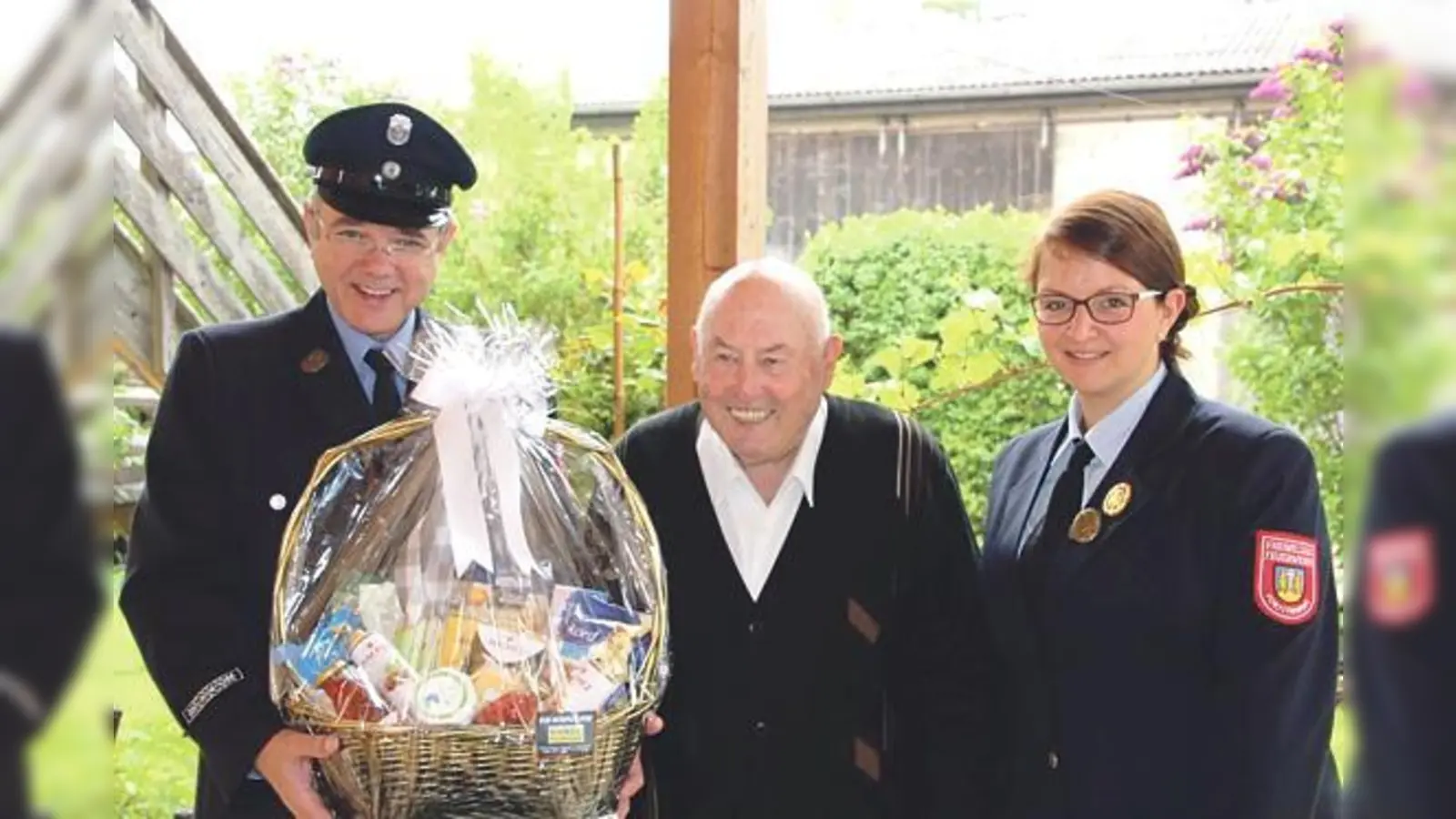 Chapeau! Johann Huber (Mitte) ist bereits über 60 bei der Feuerwehr aktiv.	 (Foto: FFW Forstinning)