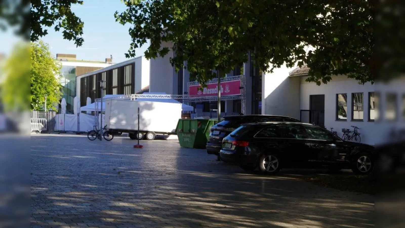 Wer wirklich dazu berechtigt ist während der Wiesn am Schneckenplatz zu parken, will der Bezirksausschuss 8 jetzt klären. (Foto: kö)