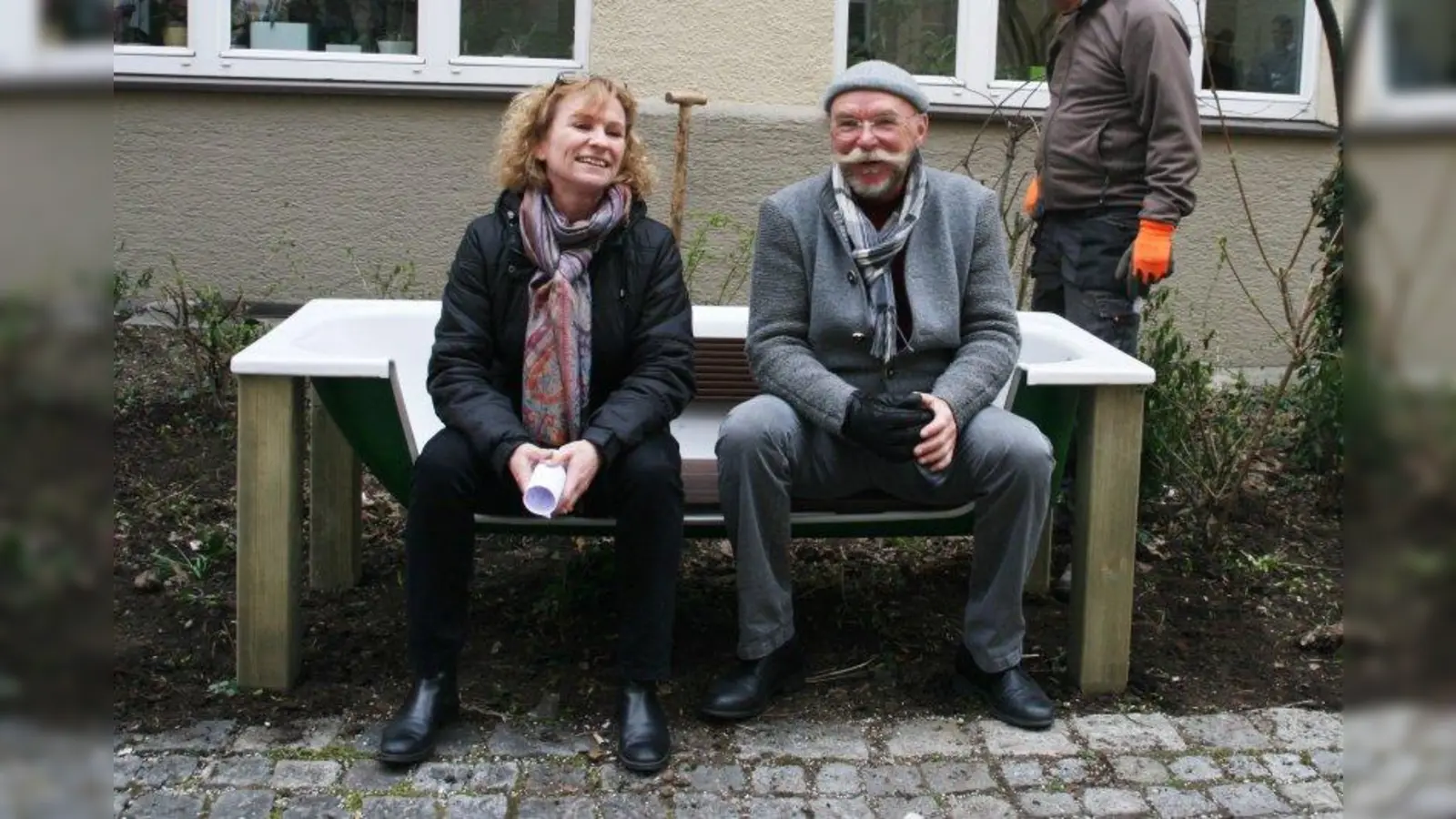 Die Wanne lädt zum Verweilen ein: Verena Lindacher (Leitung) und Ludwig Wörner (1. Vorstand) vom Verein Generationengerechtes Wohnen. (Foto: Generationengerechtes Wohnen e.V.)