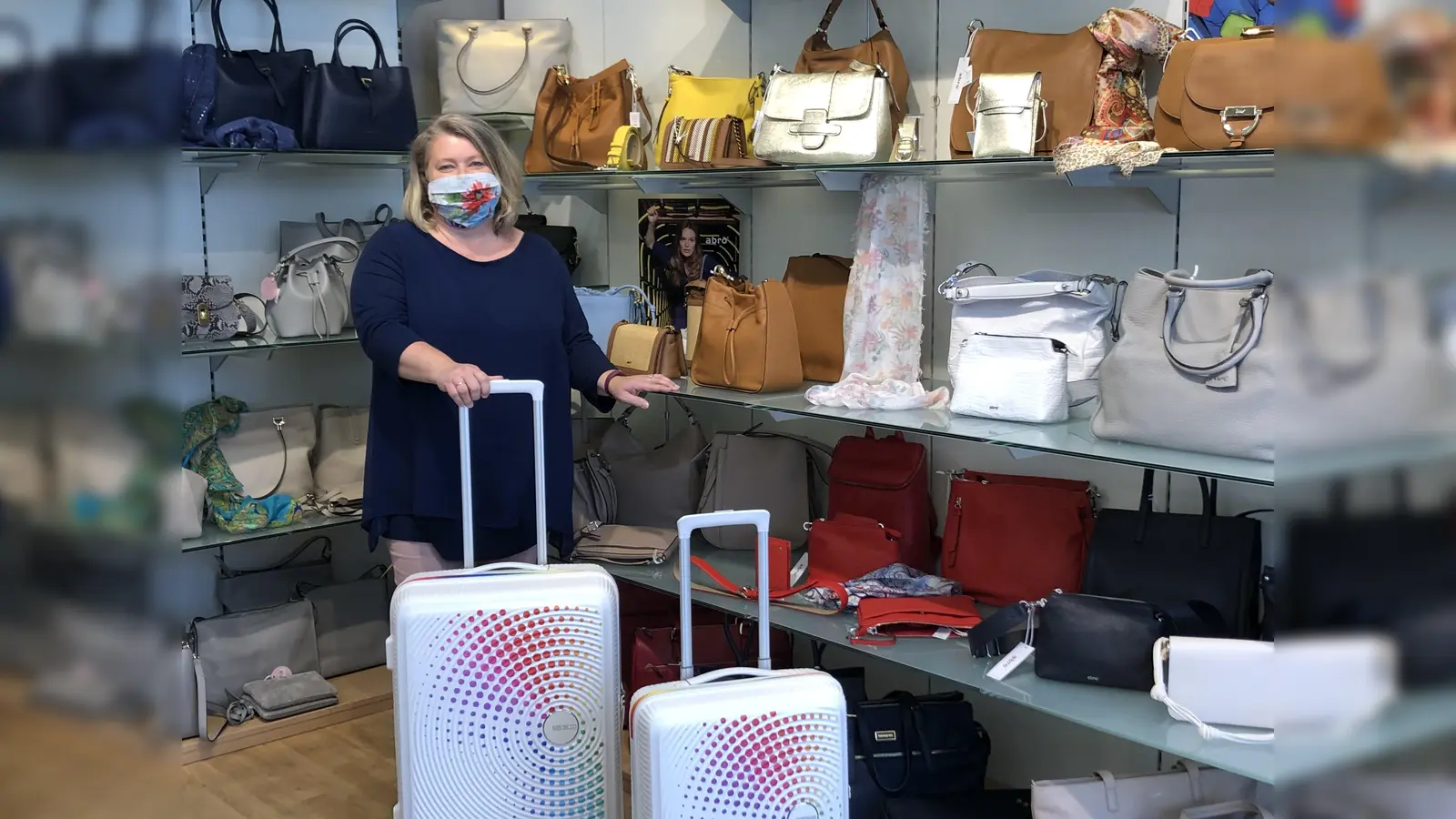 Erika Kaserer vom Vorstand des Grünwalder Gewerbeverbandes hält für ihre Kunden die Stellung. Noch ist das Einkaufsverhalten der Kunden zögerlich. (Foto: hw)