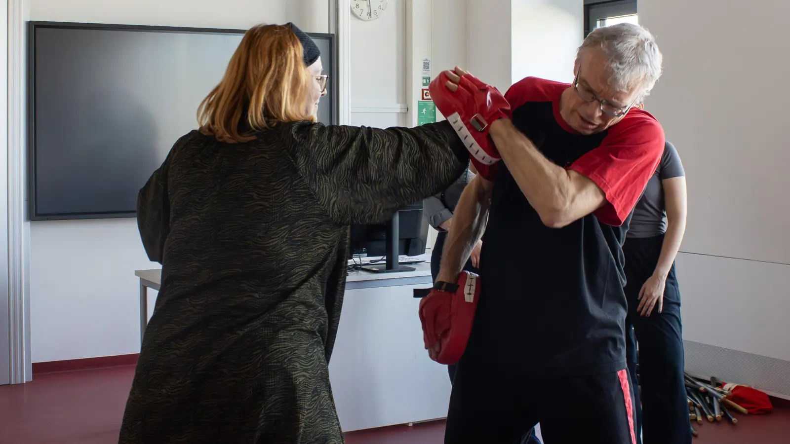 Erwin L. Kastl zeigt, wie man einen Angriff (hier den von Sabine Trettenbacher) abwehrt. (Foto: Katrin Dobler)