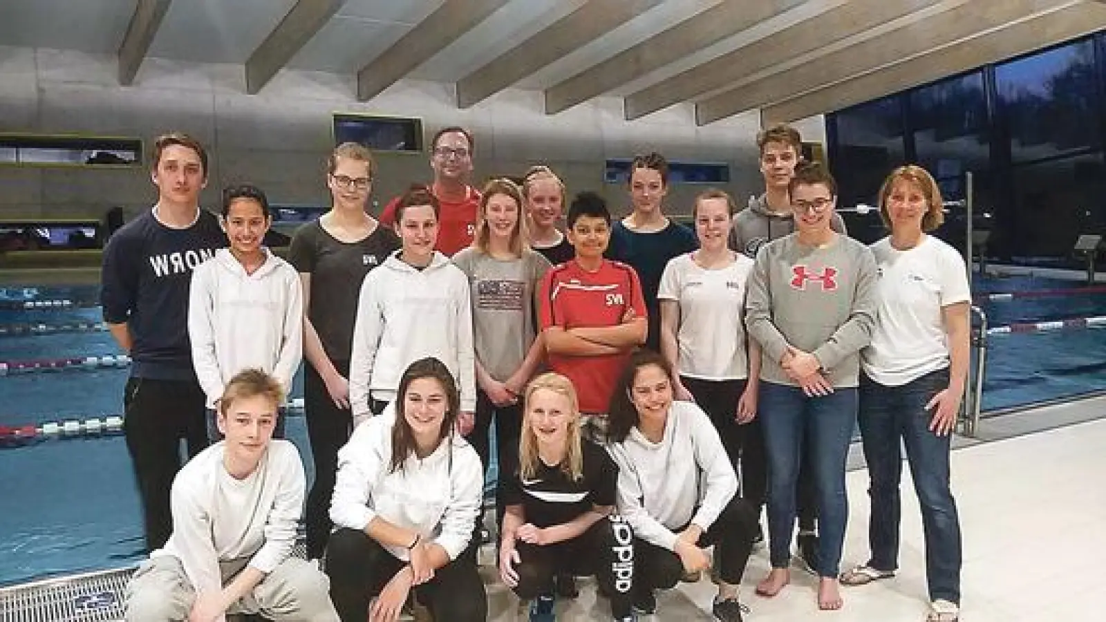 So sehen glückliche  und wieder trockene - Gewinner vor dem Siegerbecken aus. 	 (Foto: VA)