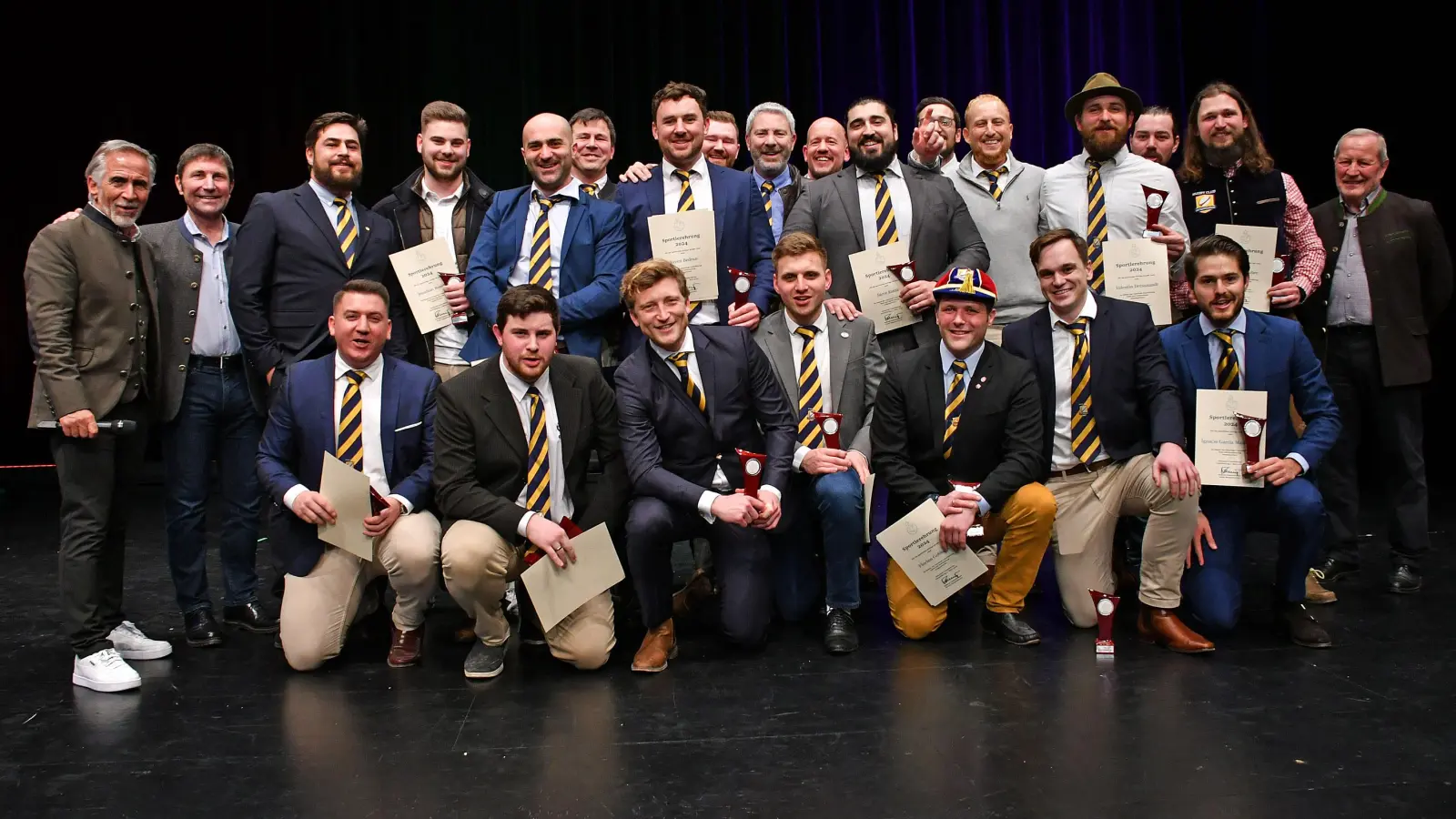 Geehrt wurde unter anderen die Herrenmannschaft des Rugby Clubs Unterföhring, die in der 2. Bundesliga Süd den 2. Platz belegt hat. (Foto: Gemeinde Ufg/foe)