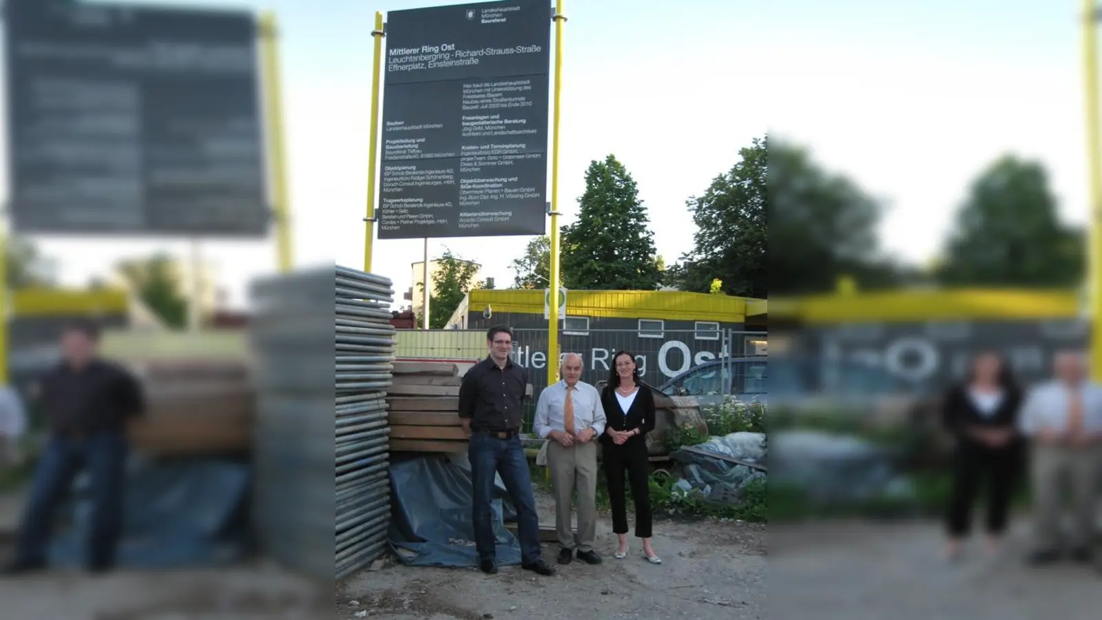 Projektleiter Johann Wittmann (Baureferat) und sein Mitarbeiter Markus Heinol (li.) freuen sich gemeinsam mit der Stadträtin Claudia Tausend (SPD) auf die Eröffnung des Richard-Strauss-Tunnels. 	 (Foto: au)