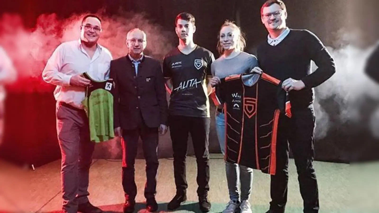 Präsentation der neuen Abteilung (v. li.): Andreas Schaetzke (PENTA), Hans Sitzberger (Vizepräsident TSV 1860), Serkan Atilgan (Spieler PENTA/1860), Viola Oberländer (Vereinsmanagerin) und Sascha Königsberg (Verwaltungsrat).  (Foto: TSV 1860)