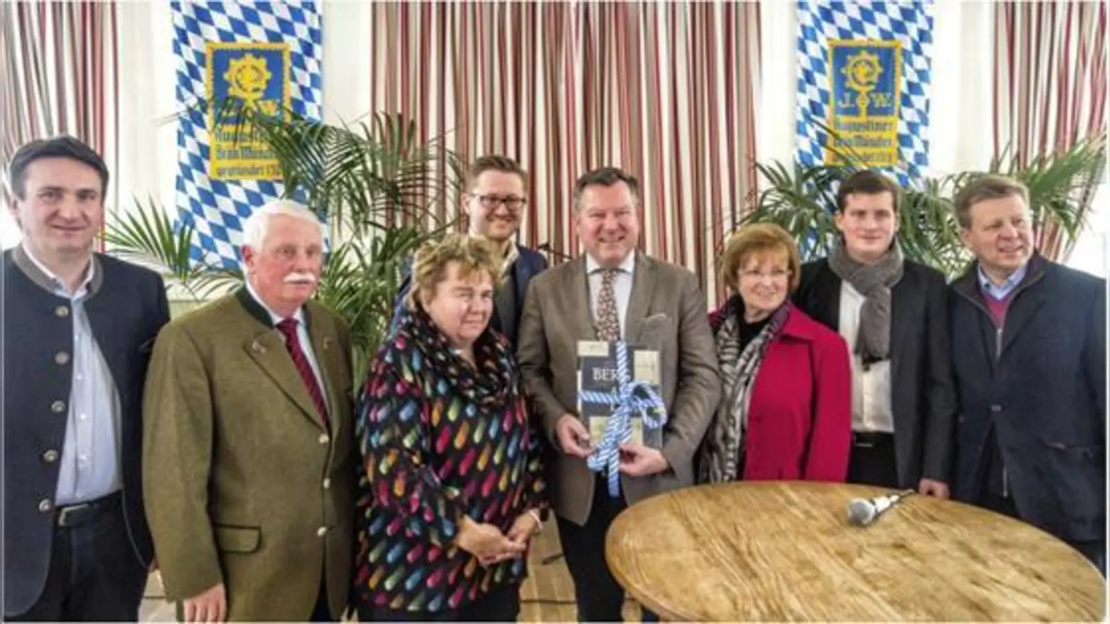 Zu Gast in der Echardinger Einkehr: Münchens Zweiter Bürgermeister Josef Schmid (4. von rechts).	 (Foto: Thomas Höhler)