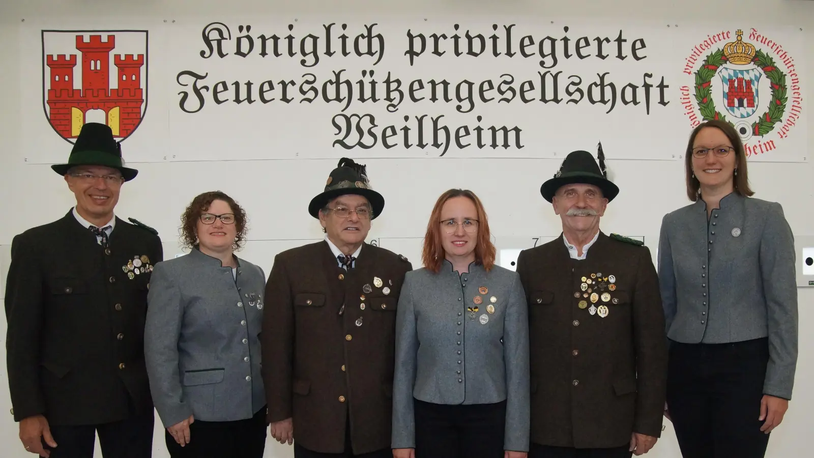 Die Schützen laden zur Teilnahme an der Stadtmeisterschaft (von links): 1. Schützenmeister Peter Schwelle, Schriftführerin Diana Büttner, Schatzmeister Albert Fritz, 1. Sportleiterin Daniela Plötz, 2. Schützenmeister Hermann Plötz und Jugendsportleiterin Nicole Hausler. (Foto: FSG Weilheim)