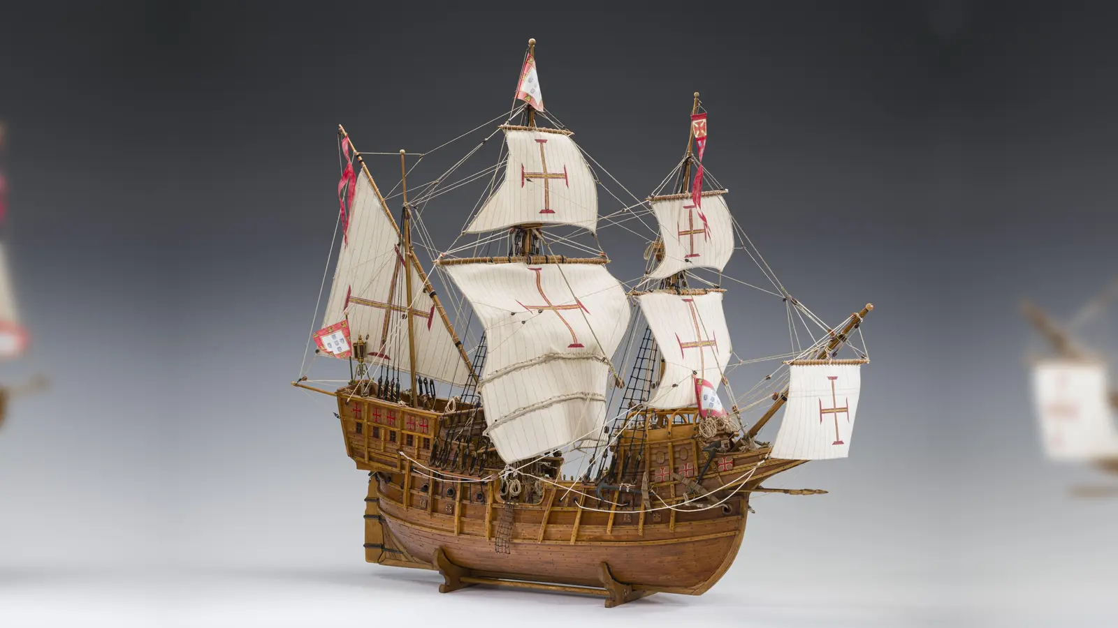 Bei einem Vortrag erfährt man alles über den portugiesischen Indiensegler „Bom Jesus”, der 1533 mitsamt wertvoller Schätze versank. (Modell: Roland Klinger und Peter Hoppe, Schwabmünchen und Lindau, 2012 Königsbrunn, Hermann Messerschmidt Kulturerbe-Stiftung) (F.: © Bayerisches Nationalmuseum, München, Bastian Krack)