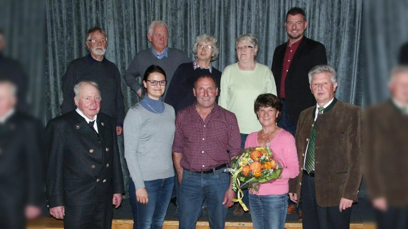 Die Vorstandschaft mit dem Wahlleiter: Anton Mayr, Sabrina Hiller, Christian Schödlbauer, Lieselotte Bauer-Mayr, Rudolf Sonnleitner (vorne von links), Hartmut Knepper, Helmut Stock, Sieglinde Liebscher, Johanna Bruckner und CSU-Kreisrat Peter Ostenrieder (hinten von links). (Foto: CSU-Ortsverband Oberhausen)