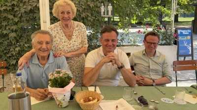 Beim jährlichen CSU-Weißwurstessen (v.l.): Dr Reinhold Babor, Margot Günther, Dr Alexander Dietrich und Prof Dr Hans Theiss. (Foto: Senioren Union CSU)