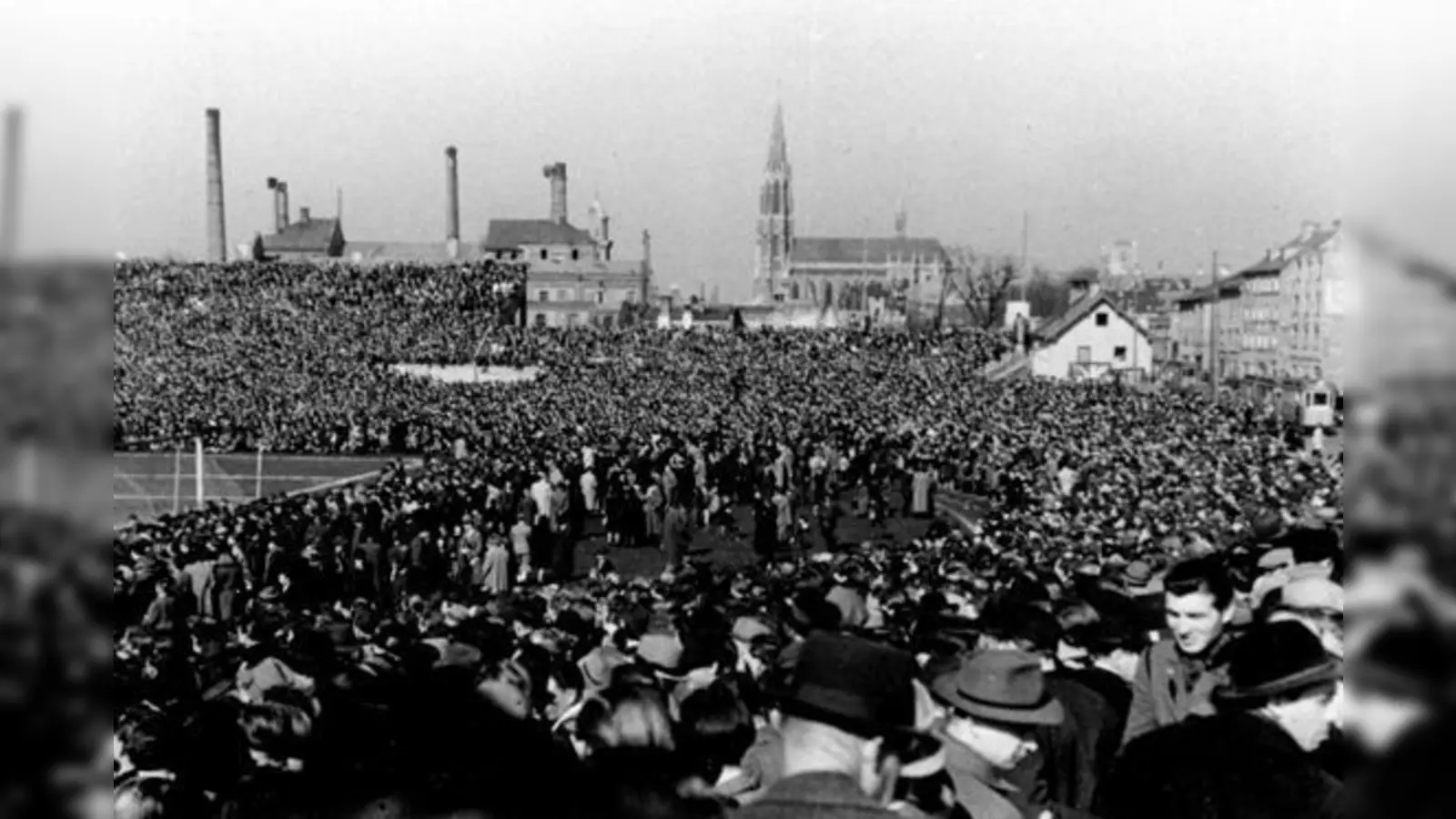 Foto: 58.200 Zuschauer im Sechzger-Stadion