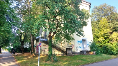 Der Hochbunker an der Ecke Waldstraße/Sonnwendjochstraße steht unter Denkmalschutz, hat jedoch keinen größeren Nutzen. Errichtet wurde der Bau 1941. (Foto: bas)