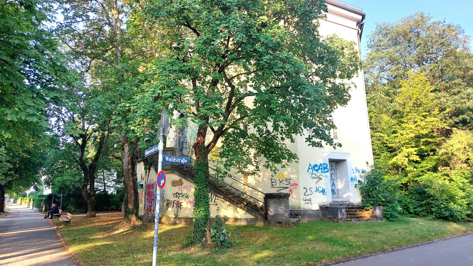 Der Hochbunker an der Ecke Waldstraße/Sonnwendjochstraße steht unter Denkmalschutz, hat jedoch keinen größeren Nutzen. Errichtet wurde der Bau 1941. (Foto: bas)