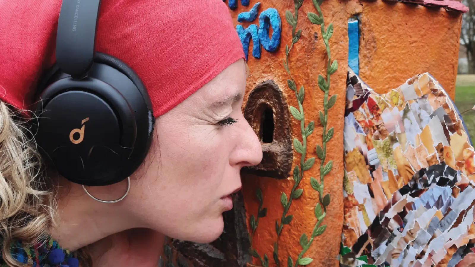 Ein kurzes Spektakel: Durch ein kleines Guckloch erlebt der Betrachter in knapp vier Minuten die Abenteuer der kleinen Ente hautnah mit. (Foto: Münchner Stadtbibliothek Riem)