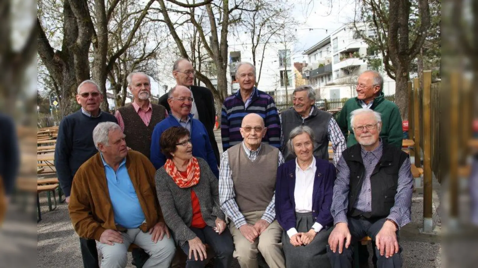 „Wir sind eine ganz lebendige Gemeinschaft!” Einige der Tourenleiter und Verantwortlichen der Münchner Seniorengruppe: v.l. vorn Hans Briedl, Wiltrud Bauernfeind, Klaus Dierolf, Ursel Pinsch, Eberhard Wieland; v.l. hinten Manfred Kleeberger, Franz Federmann, Harald Mösbauer, Franz Winter, Heinz Rösler, Herbert Imelauer und Herbert Fladerer. (Foto: us)