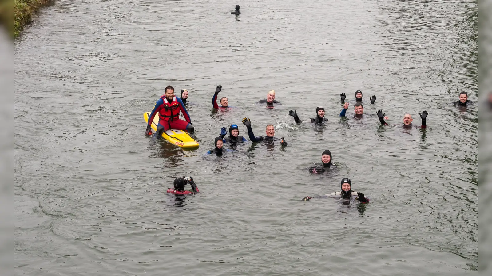Spaß und Training beim Isarschwimmen (Foto: DLRG)