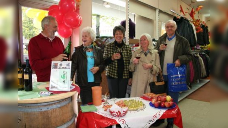 Mit Hilfe eines Glases wärmenden Rotweins und eines freundlichen Gespräches stieg die Stimmung auch im Modehaus Schreiner. Trotz des Schnürlregens. Obwohl Stammkundin Astrid Übelein meinte, 11.30 Uhr sei wohl noch ein bisschen früh für ein Glas Wein. Susanne Höhn vom Modehaus Schreiner schreckte es überhaupt nicht, dass die Leute von Laim zur Mittagszeit nicht gerade Schlange standen. „Ich habe die Erfahrung  gemacht, dass solche Aktionen wie die Weinprobe einen sehr guten Nachhall haben. Unsere Kunden erinnern sich später an uns.” Der Rabatt von zehn Prozent, den es am Samstag gab, sei gut angekommen bei ihrer Kundschaft, berichtete  sie. „Die Kunden freuen sich darüber.” Von links: Michael Wenzel vom Weinhaus „Wein.Gut”, Susanne Höhn und Renate Schreiner vom Modehaus, Astrid und Eduard Übelein. (Foto: tg)