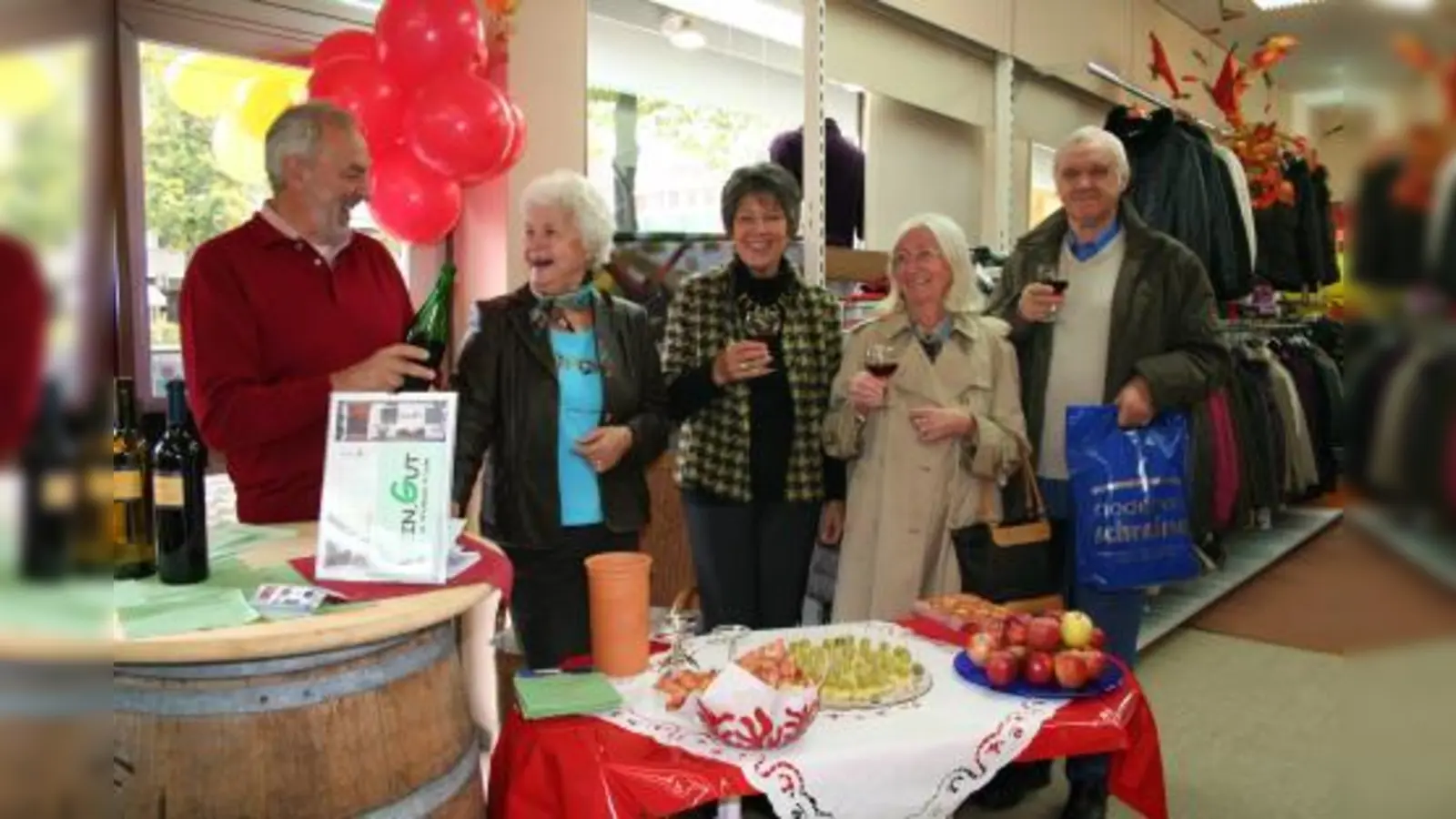 Mit Hilfe eines Glases wärmenden Rotweins und eines freundlichen Gespräches stieg die Stimmung auch im Modehaus Schreiner. Trotz des Schnürlregens. Obwohl Stammkundin Astrid Übelein meinte, 11.30 Uhr sei wohl noch ein bisschen früh für ein Glas Wein. Susanne Höhn vom Modehaus Schreiner schreckte es überhaupt nicht, dass die Leute von Laim zur Mittagszeit nicht gerade Schlange standen. „Ich habe die Erfahrung  gemacht, dass solche Aktionen wie die Weinprobe einen sehr guten Nachhall haben. Unsere Kunden erinnern sich später an uns.” Der Rabatt von zehn Prozent, den es am Samstag gab, sei gut angekommen bei ihrer Kundschaft, berichtete  sie. „Die Kunden freuen sich darüber.” Von links: Michael Wenzel vom Weinhaus „Wein.Gut”, Susanne Höhn und Renate Schreiner vom Modehaus, Astrid und Eduard Übelein. (Foto: tg)