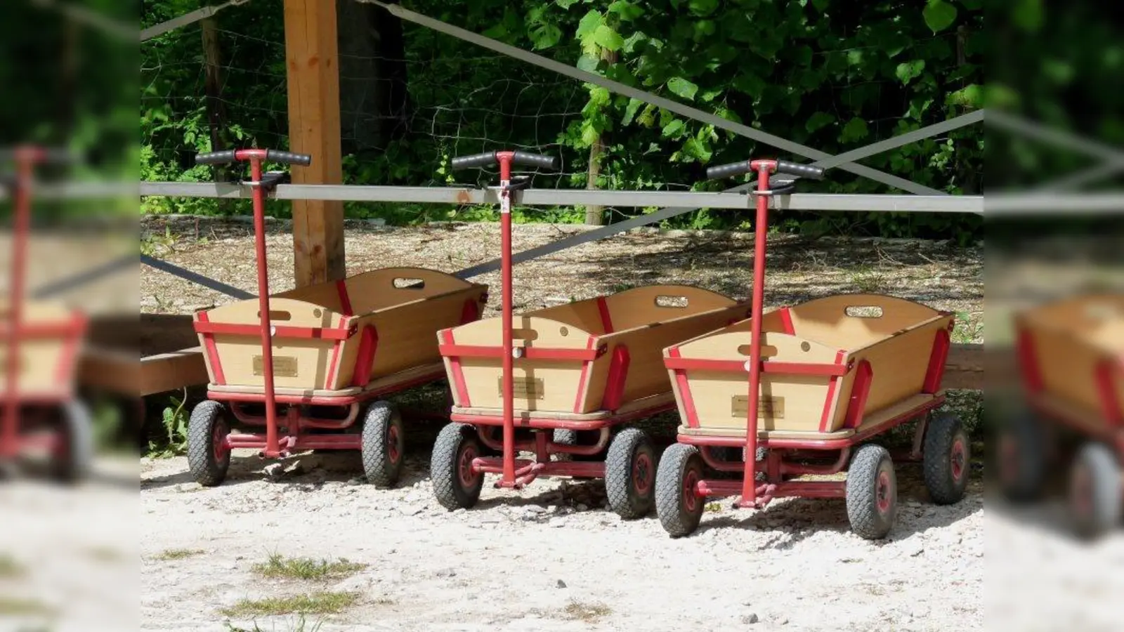 In Starnberg hatte es ein Dieb auf ein buntes Exemplar eines Bollerwagens abgesehen. Er klaute es vom Wertstoffhof - während der Besitzer dort seinen Abfall entsorgte. (Foto: Dieter Schütz/pixelio)