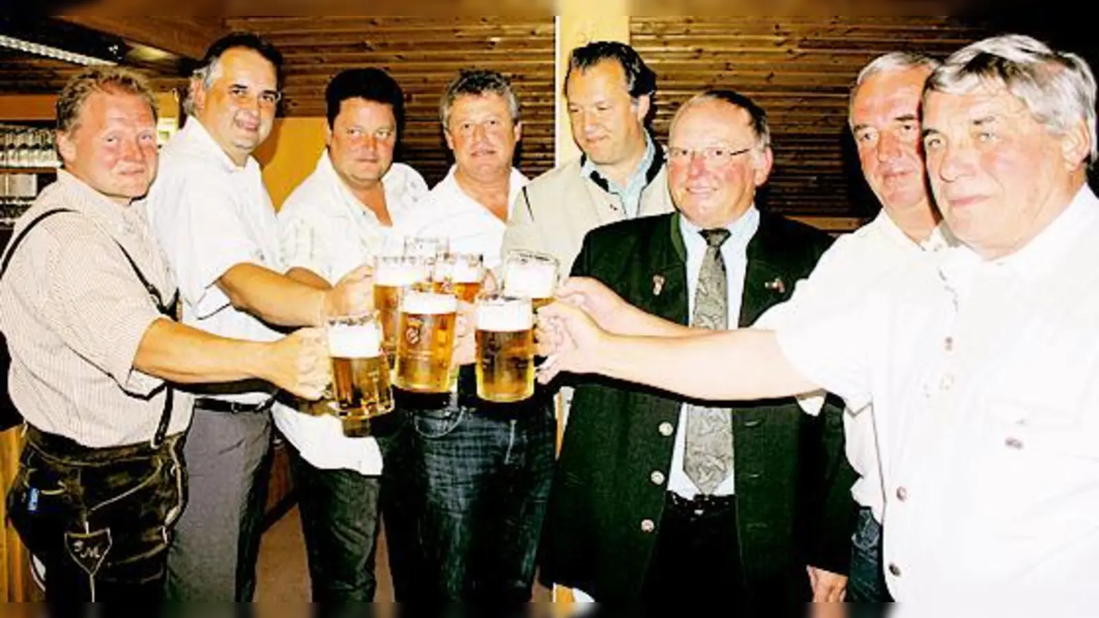 Bürgermeister Josef Riemensberger (dritter von rechts) stieß schon einmal mit an  auf ein erfolgreiches Echinger Voksfest.	 (Foto: VA)