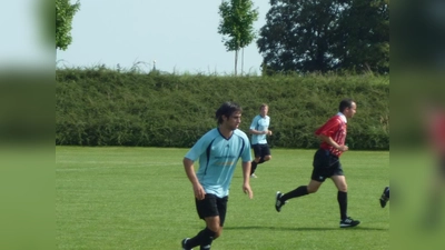 Martin Budic (vorne) erzielte den 1:1 Ausgleichstreffer für den Aufsteiger aus Gern. (Foto: pi)