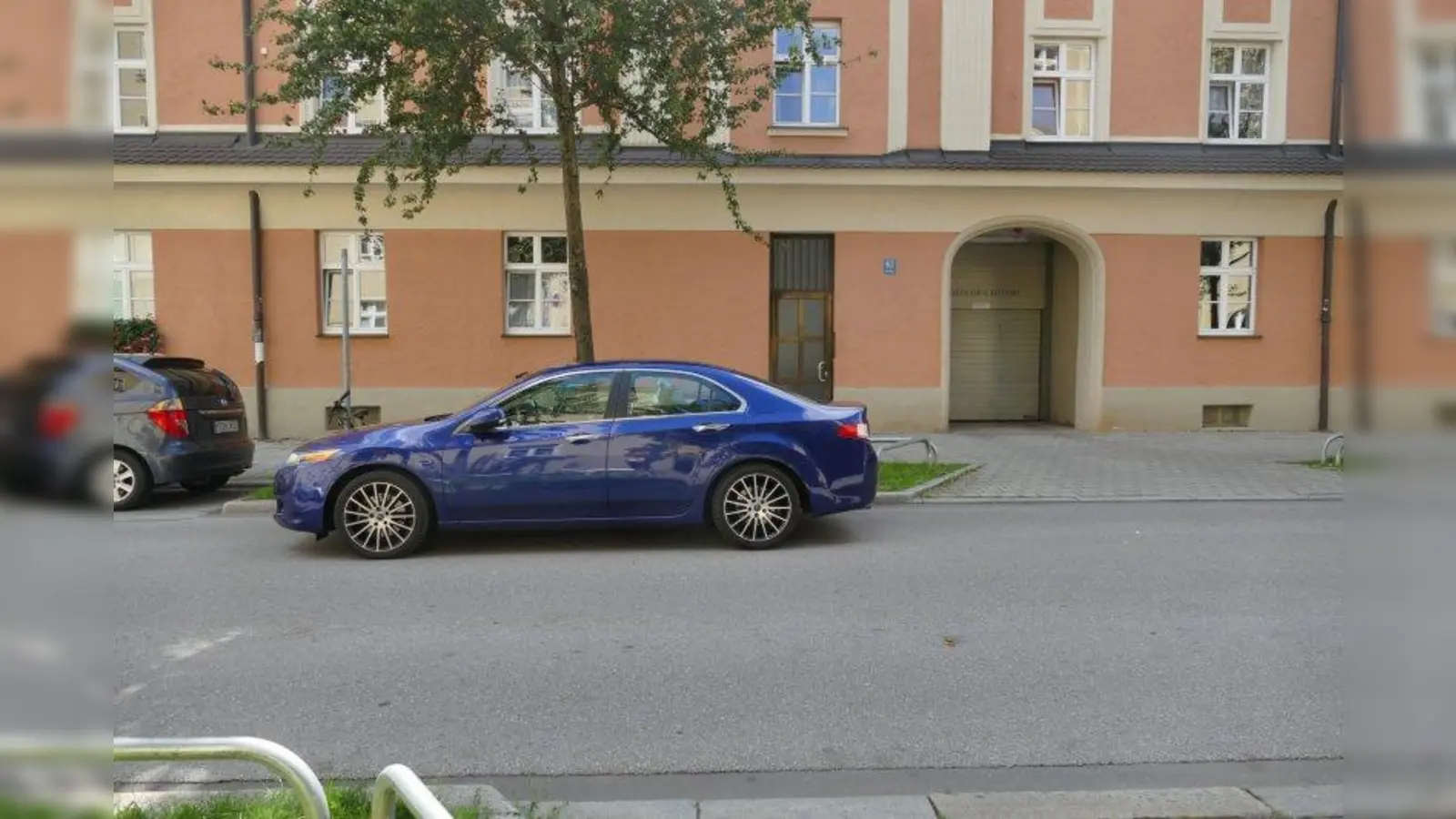 Parken erlaubt: Dadurch wird es in der Tulbeckstraße ganz schön eng. (Foto: ds)