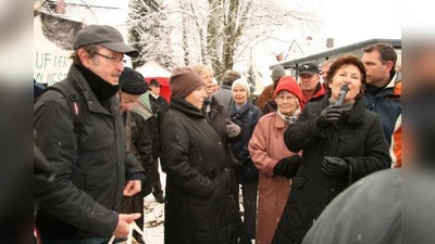 Krailling zeigte am Wochenende mit einem Phantomgerüst aus sieben Meter hohen Pfählen, welche Ausmaße ein Gebäude auf der Maibaumwiese haben könnte. Bürgermeisterin Christine Borst (rechts) stellte sich zudem den Fragen der Bürger und diskutierte über die großen Gemeindebauvorhaben in der Ortsmitte. (Foto: US)
