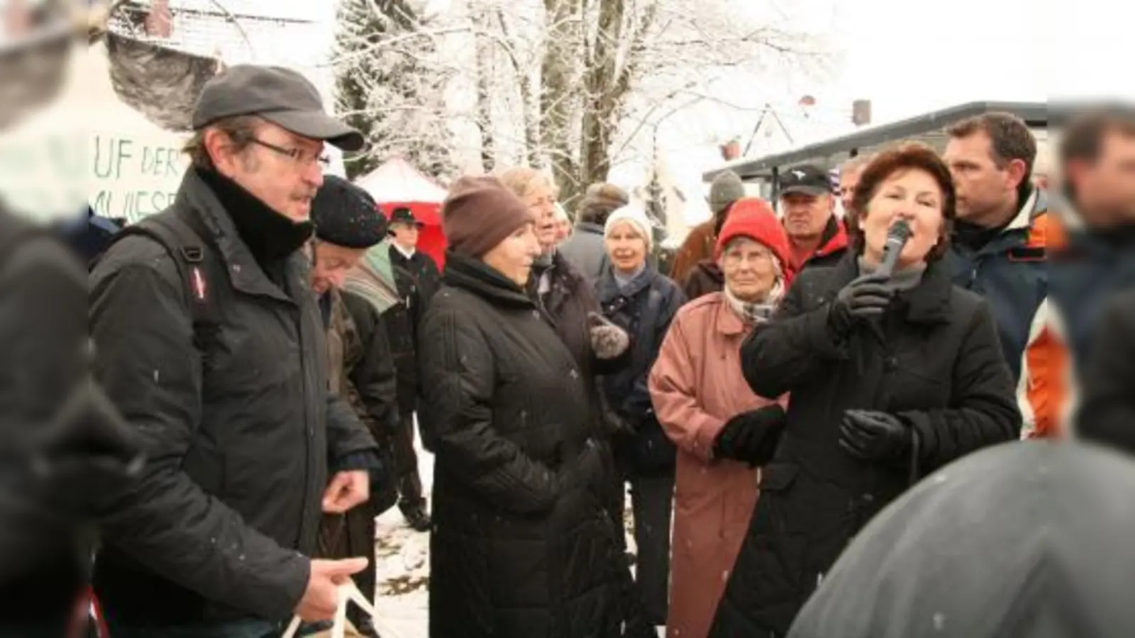 Krailling zeigte am Wochenende mit einem Phantomgerüst aus sieben Meter hohen Pfählen, welche Ausmaße ein Gebäude auf der Maibaumwiese haben könnte. Bürgermeisterin Christine Borst (rechts) stellte sich zudem den Fragen der Bürger und diskutierte über die großen Gemeindebauvorhaben in der Ortsmitte. (Foto: US)