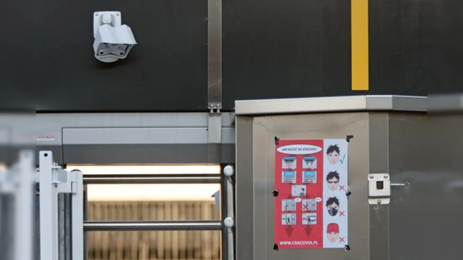 Datenschutzrechtlich bedenklich: Gesichtsscanner in Fußballstadien (hier in Polen).  (Foto: A. Wild)
