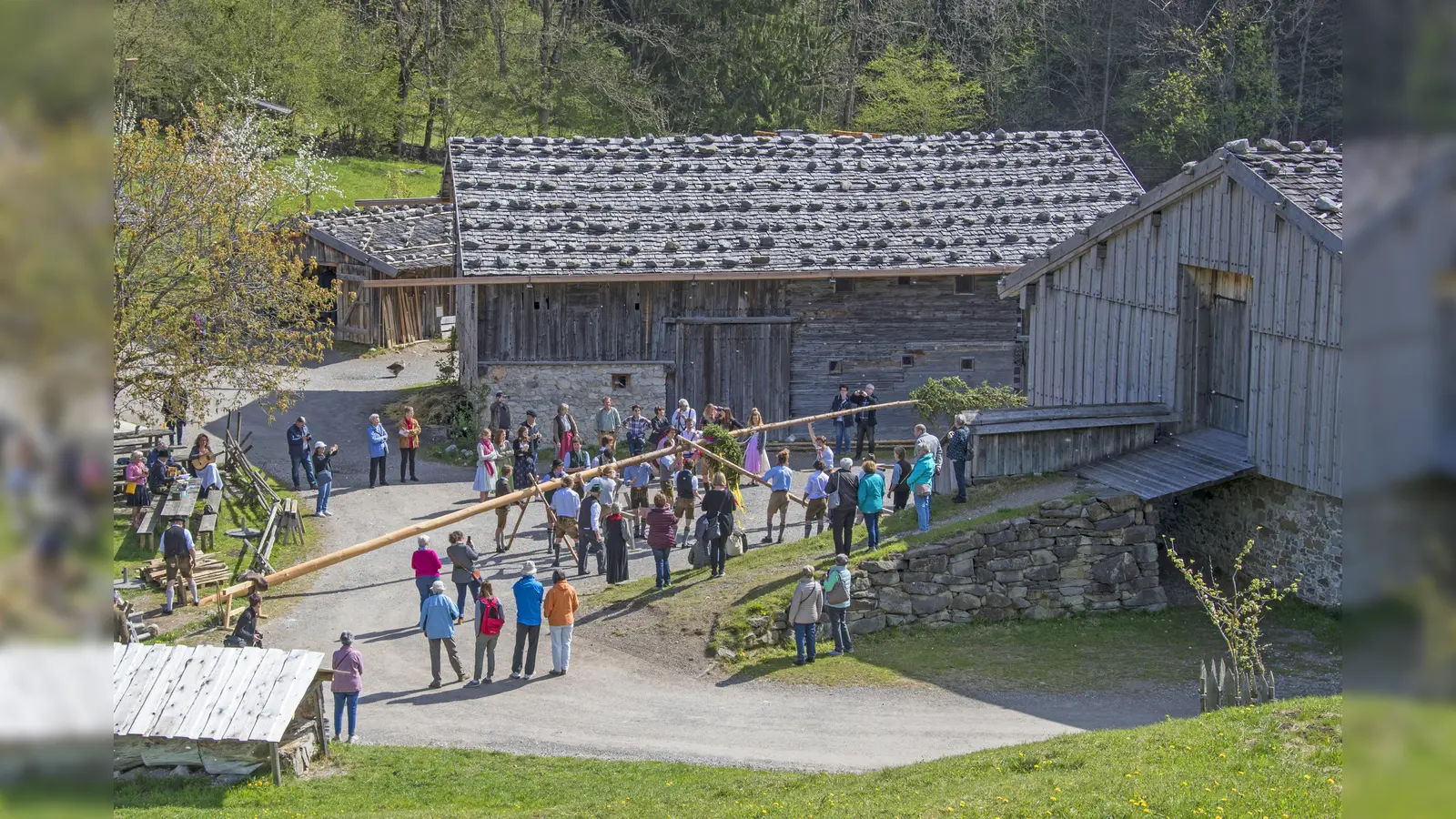 Am Dorfpplatz wird der Maibaum aufgestellt. (Foto: Markus Wasmeier)