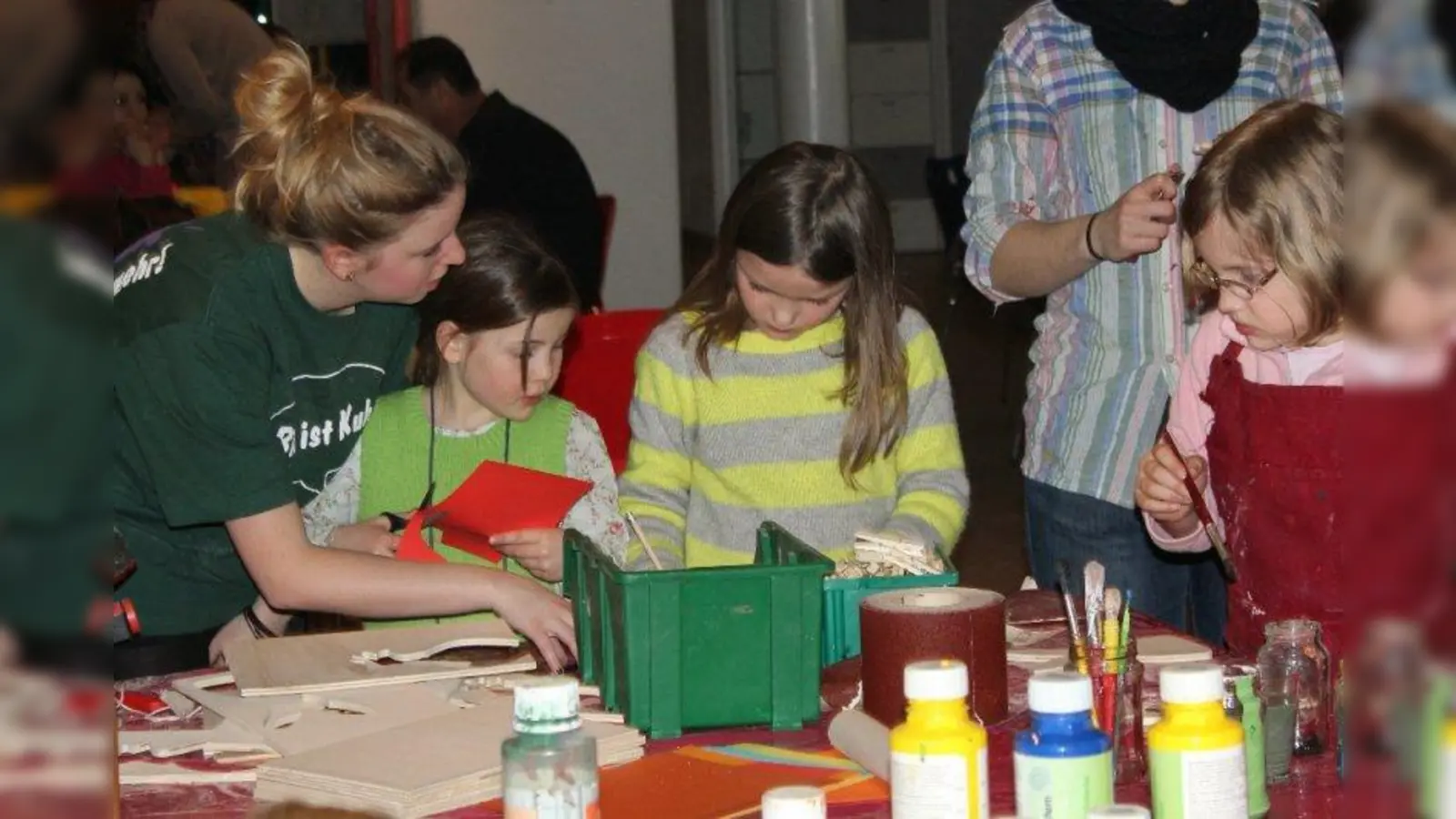 Das nachmittägliche Bastelangebot, hier mit Praktikantin Franziska Lenko (l.),  bleibt auch nach Ostern bestehen, dann wird ganz besonders fürs anstehende Pasinger Jubiläumsfest gebastelt. (Foto: US)