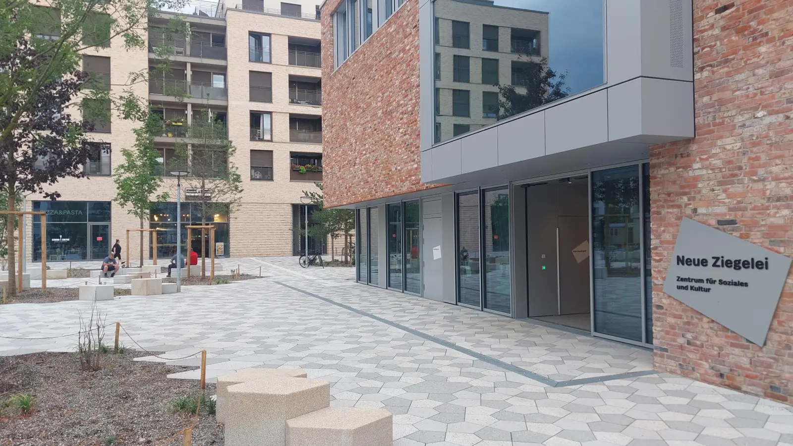 Die Neue Ziegelei ist das Zentrum für Soziales und Kultur im Prinz-Eugen-Park. (Foto: bas)