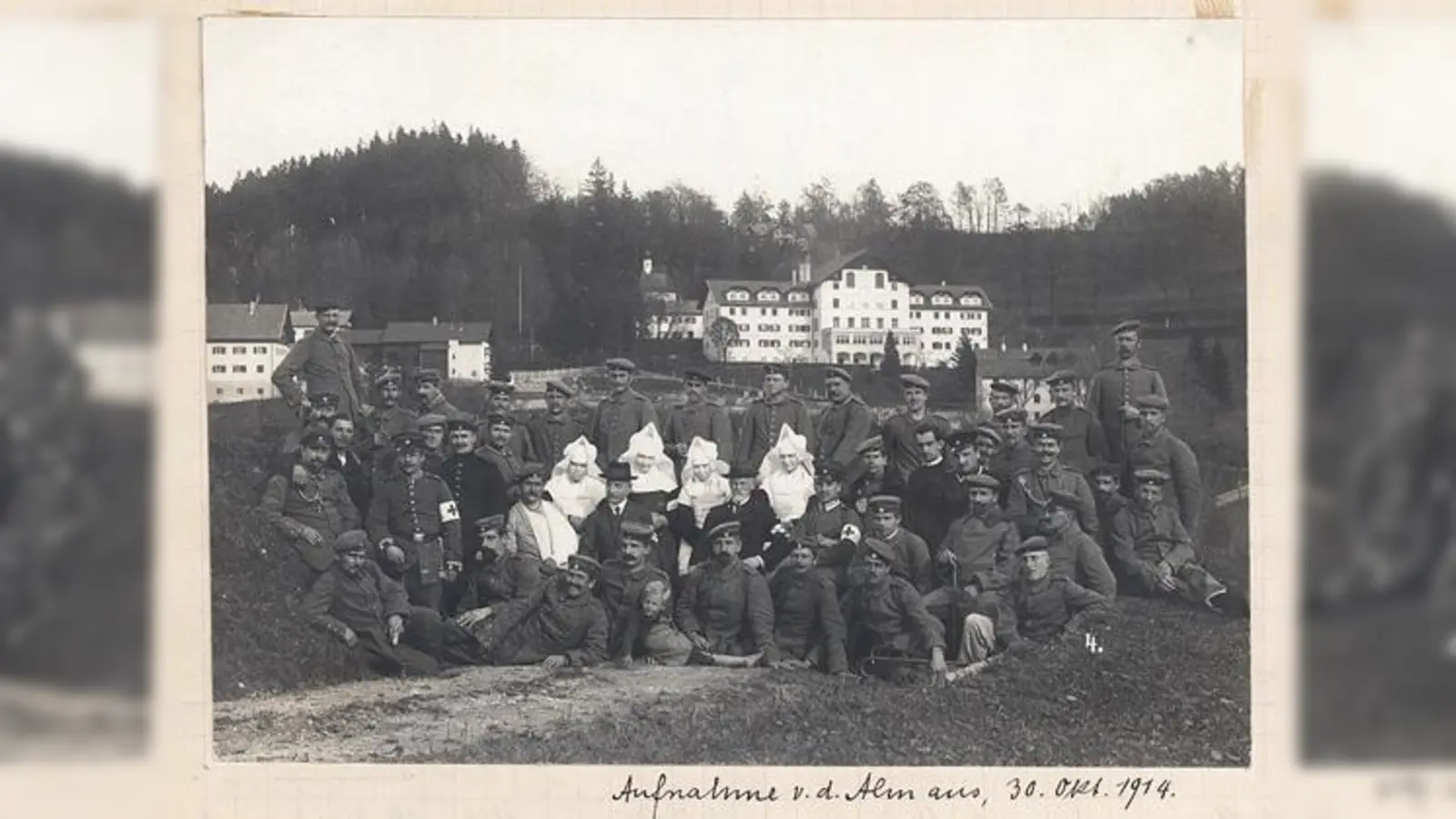 Barmherzige Schwestern im Kreis von verwundeten Soldaten.  (Foto: Archiv der Kongregation der Barmherzigen Schwestern vom Hl. Vinzenz von Paul, Mutterhaus München, Altakten2-28)