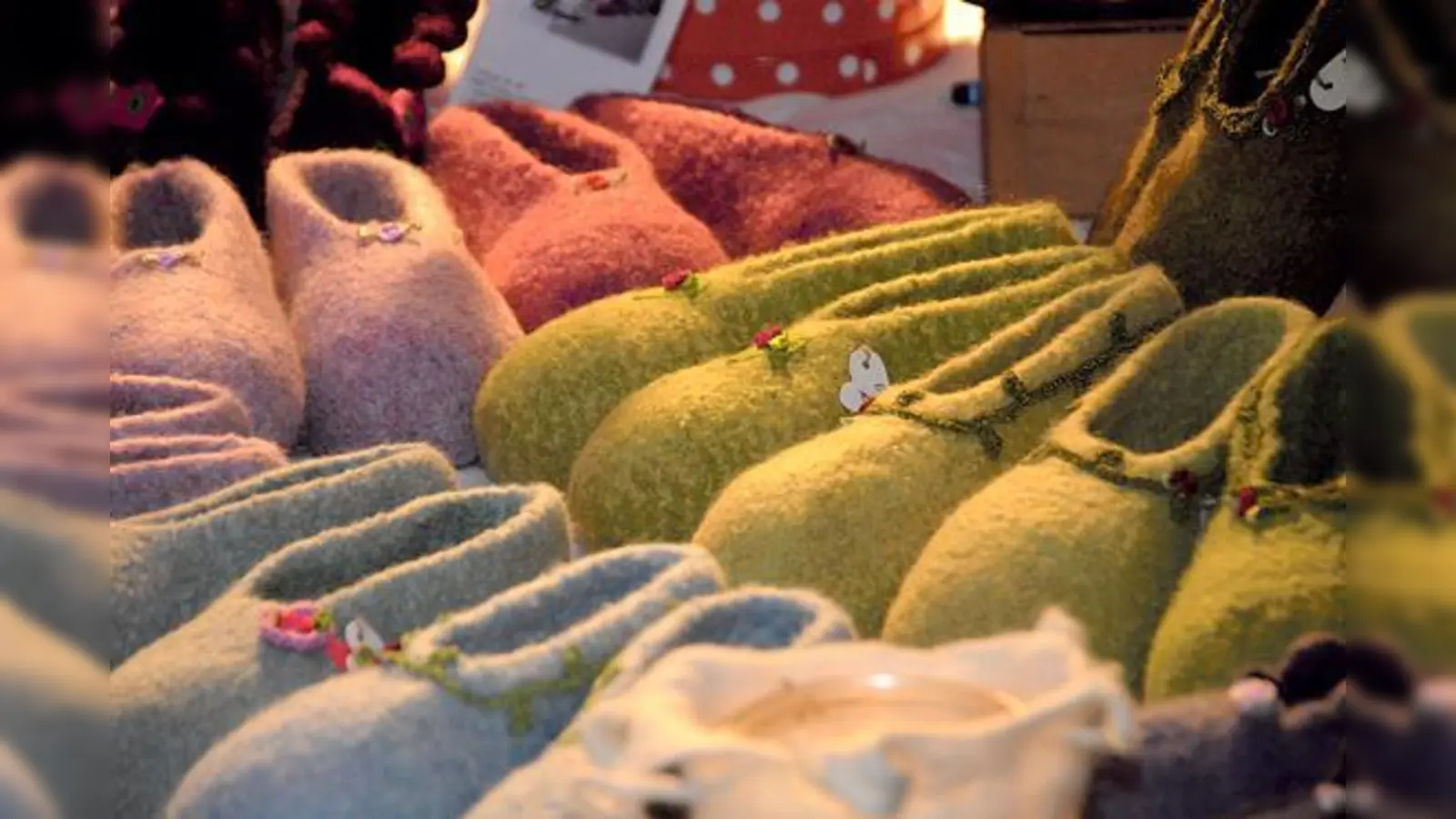 Neben Schmankerln und allerhand Sachen für den Winter wartet mit einem Puppentheater, einer Feuershow und dem Auftritt des Musikschulchors ein breites Rahmenprogramm.	 (Foto: Anja Blum)