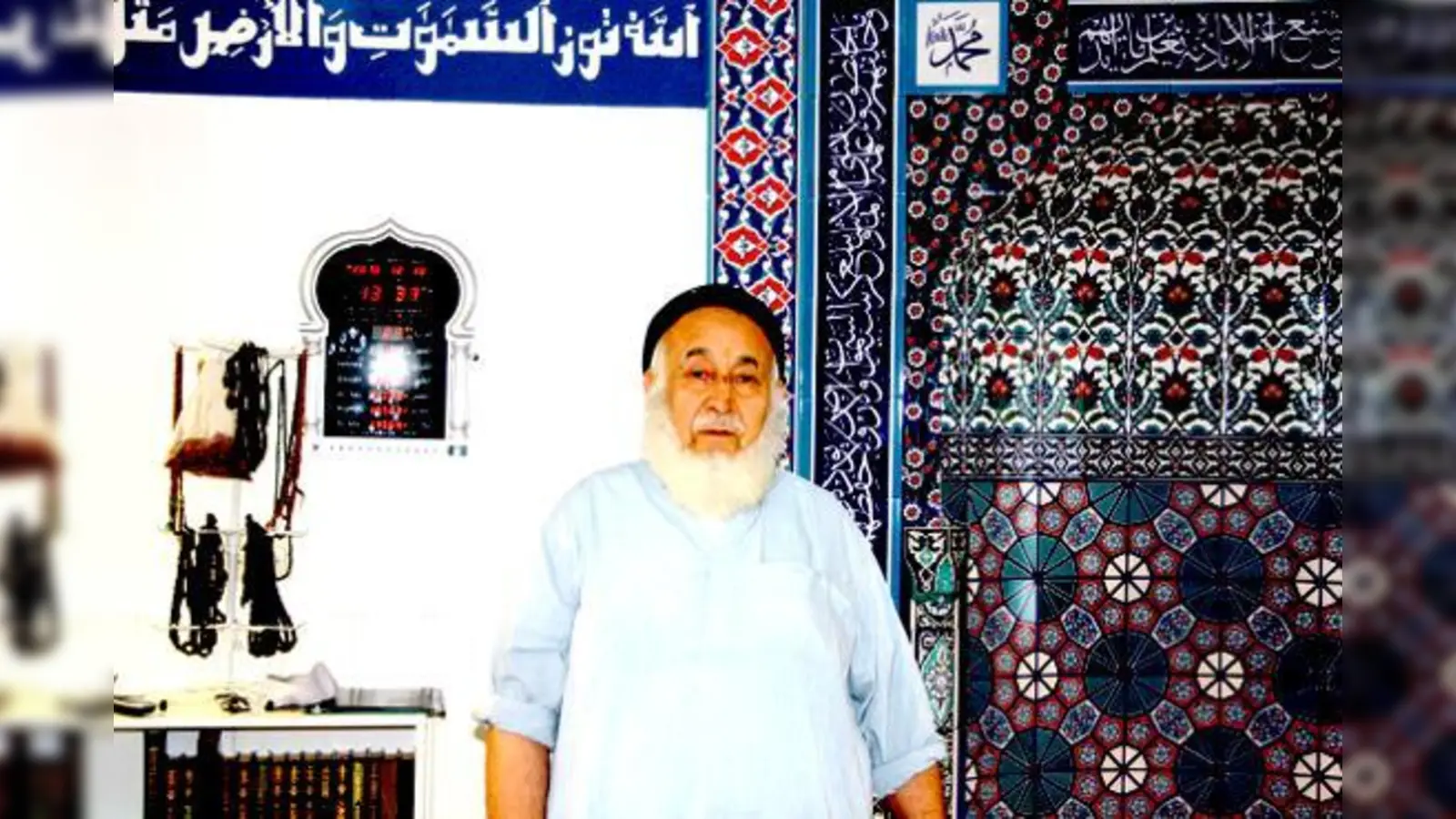 Ulah Harbib, der seit 30 Jahren in Deutschland lebt, kommt jeden Tag ins Islamische Zentrum. Hier steht er vor der Gebetsnische, dem Mihrab.	 (Foto: js)