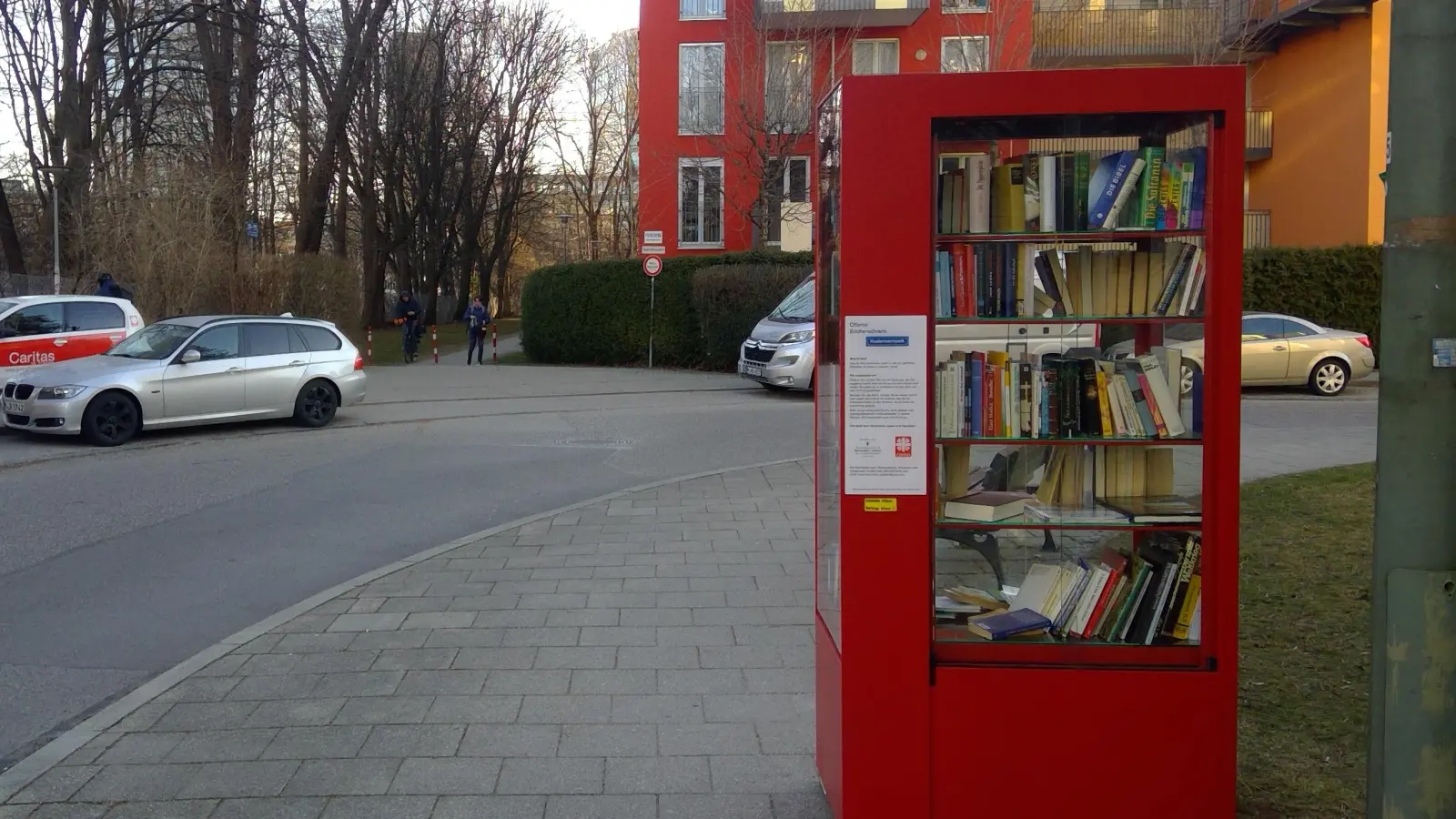 Seit zwei Jahren steht der Bücherschrank in der St.-Cajetan-Straße. (Archivbild: bas)