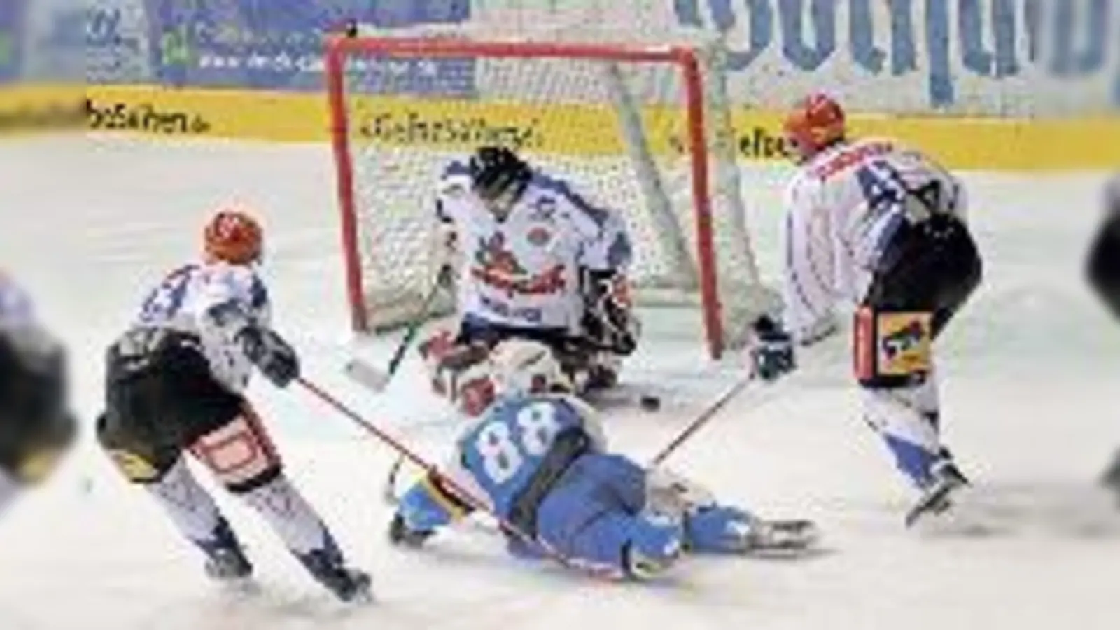 In einem emotionsgeladenen Spiel gegen Freiburg setzte sich auch Förderlizenzspieler Martin Schymainski (88) in Szene.	 (Foto: Heike Feiner)