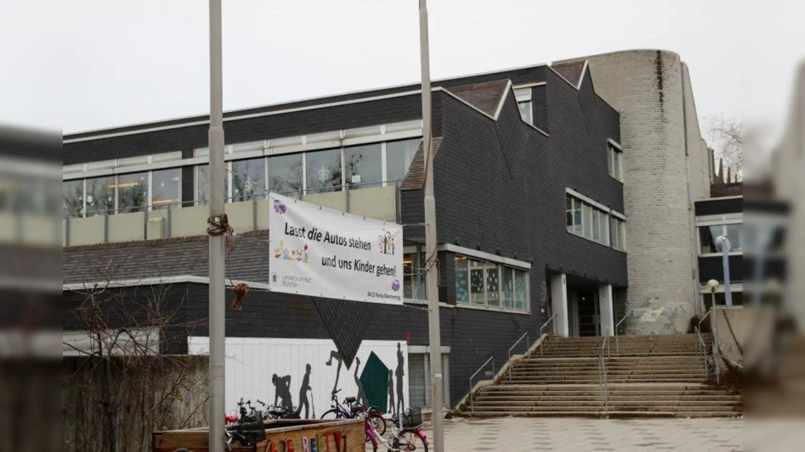 Sanierung dringend erforderlich: endlich ist dei Peslmüllerschule (im Bild) und die Schererschule in die Schulausbauoffensive der Stadt München aufgenommen. (Foto: us)