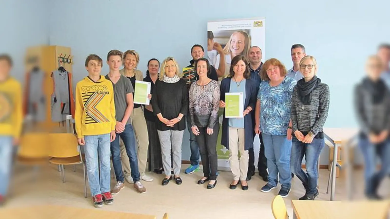 Am Schuljahresende überreichte Vernetzungsstellen-Leiterin Kristin Mayr (Mitte) Urkunden an die Grund- und Mittelschule Vaterstetten sowie an ihren Schulverpflegungs-Coach Dr. Claudia Osterkamp-Baerens (3. von links).  (Foto: aelf ebe)